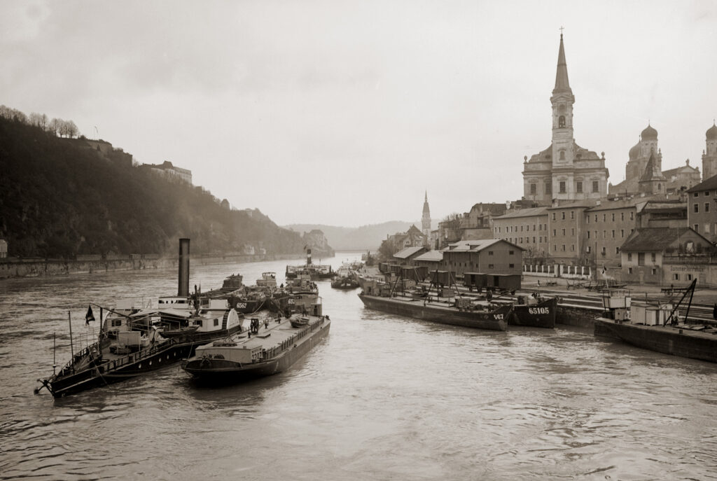 Dampfschiffe am Hafen in Passau. Im Hintergrund die Pfarrkirchen St. Paul. Um 1910 - Fotograf: Franz Weismann - Copyright by Familienarchiv Geins